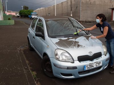 Una colosal nube de cenizas cubre casi por completo a la isla de La Palma