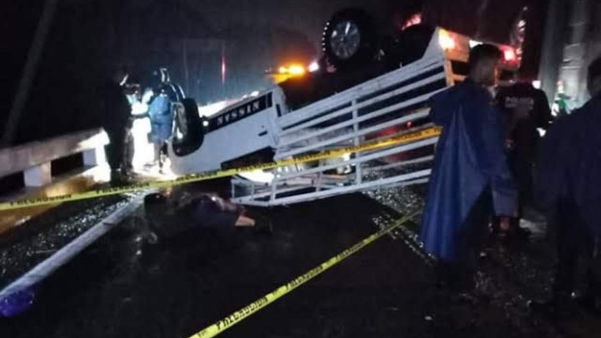 Camioneta estaquitas accidentada