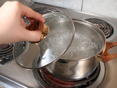 Con algo que no falta en tu cocina: el trucazo de la abuela para que el agua hirviendo no se desborde de la olla
