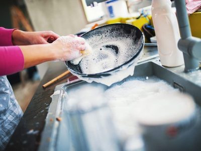 Como nuevas: el truco casero para quitar la suciedad de las ollas y sartenes sin esfuerzo