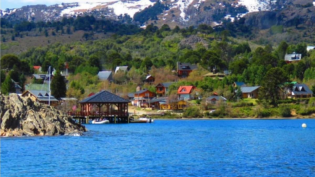 Villa Pehuenia en todo su esplendor en el verano 2021. Fuente: (Twitter)