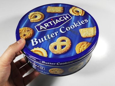 Con solo 2 latas de galletas vacías: creá este fabuloso estante para tu pieza o baño que ni parece reciclado