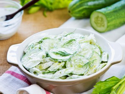 Ensalada de pepino con yogur: para comer algo fresco y saludable en tu almuerzo o cena