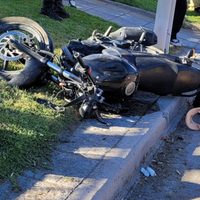 Un motociclista de Centenario falleció tras impactar contra un poste