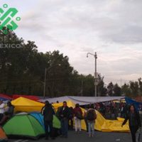 Maestros de la CNTE instalan campamento frente a San Lázaro