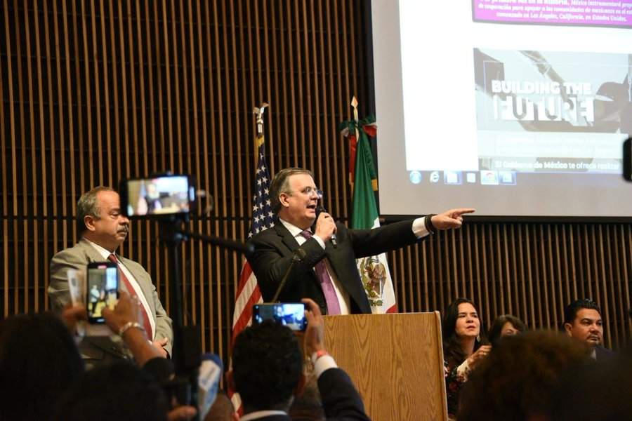 El canciller Marcelo Ebrard Casaubón con la comunidad latina en Los Ángeles