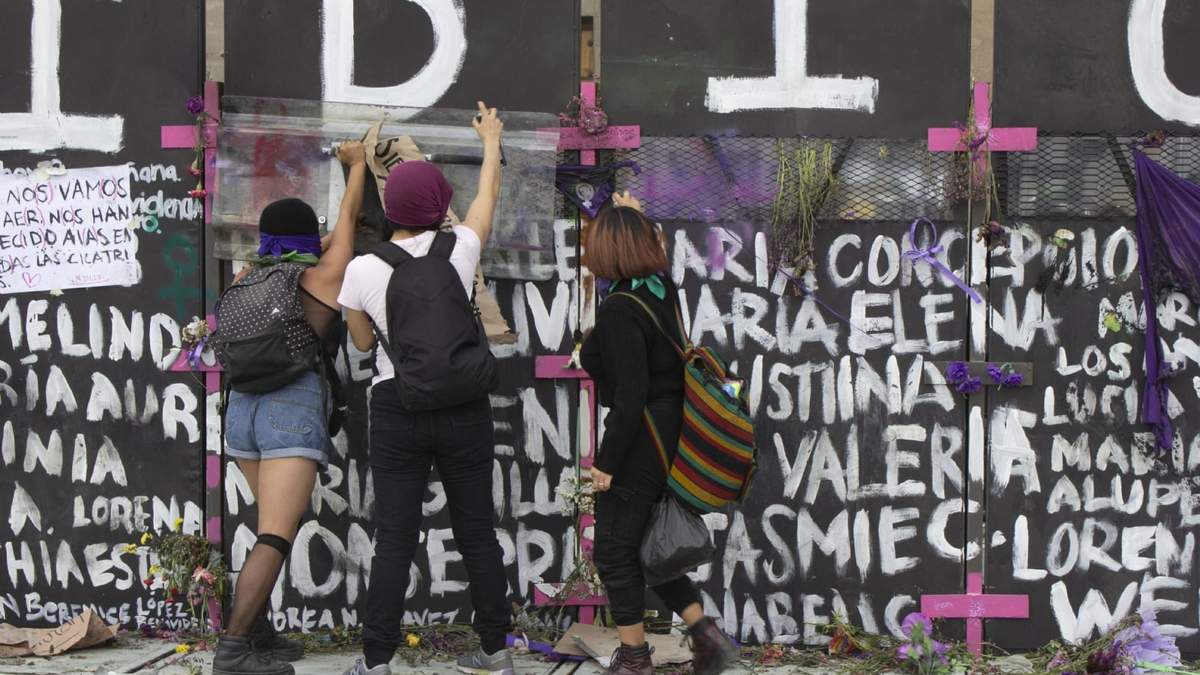 Marcha de mujeres del Monumento a la Revolución al Zócalo en conmemoración al 8M.