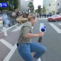 Agente dispara a periodista que cubría protesta contra redadas a migrantes en Los Ángeles (Video)