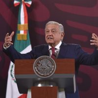 Si se tienen los recursos compraremos todas las acciones del Aeropuerto de Toluca: AMLO
