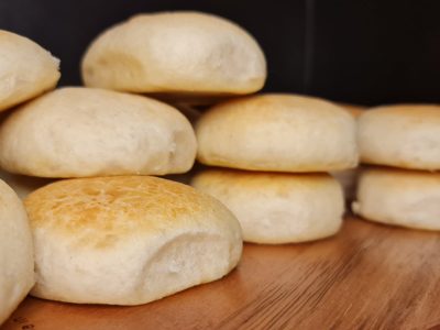 Bueno, bonito y barato: con 1 kilo de harina hacé 30 figacitas sin manteca, la versión económica de un clásico