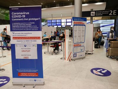 Francia: desmantelan red de tráfico de certificados negativos de coronavirus