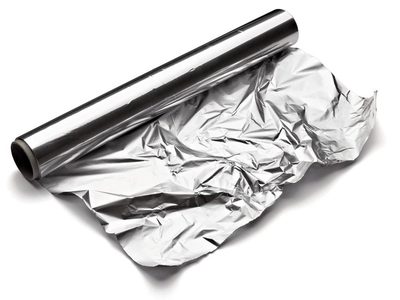 No tires el papel aluminio viejo o gastado: creá este fabuloso marco para espejo, con todo el glamur