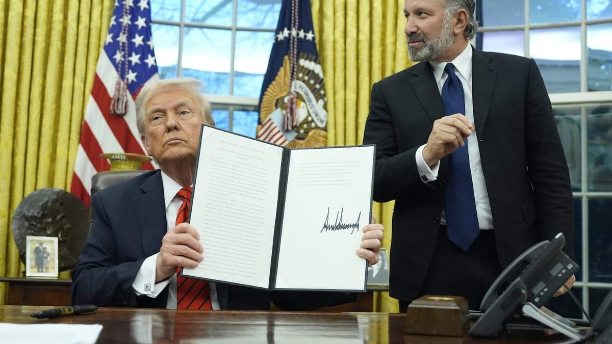 Trump muestra la orden ejecutiva sobre el acero acompañado del secretario de Comercio, Howard Lutnick