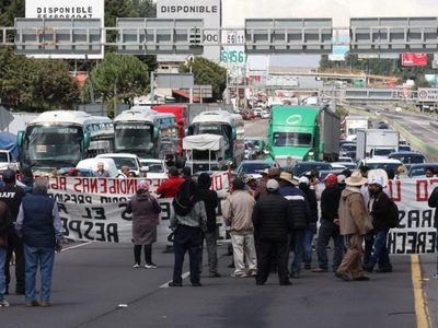 Bloquean la México-Toluca por falta de pagos por tierras para la construcción del Tren Interurbano