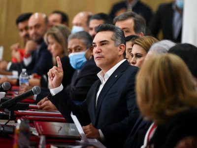 Militantes toman sede del PRI, exigen renuncia de "Alito"
