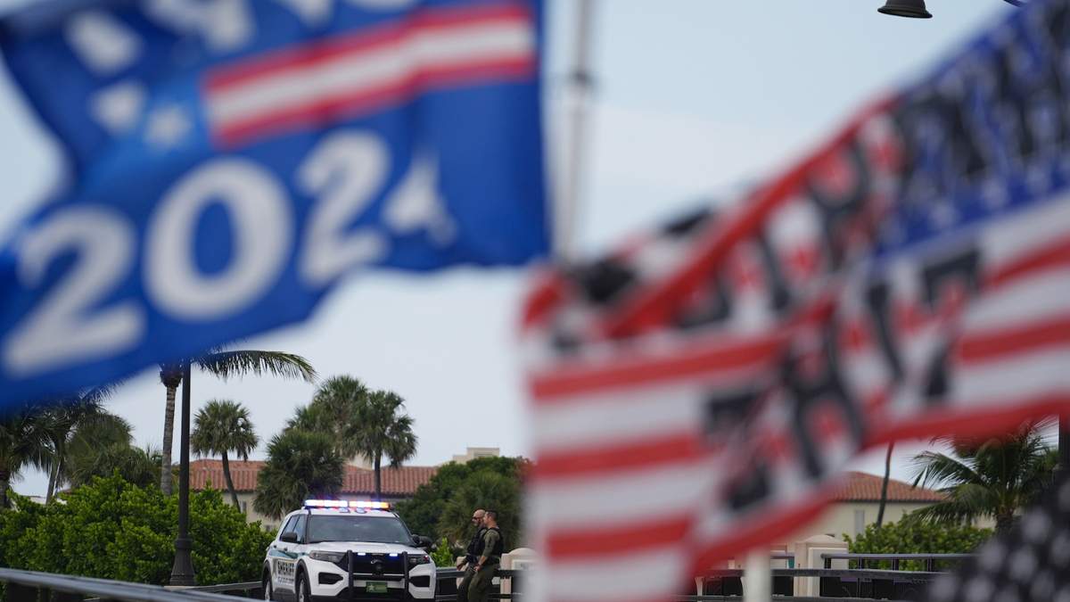 Policías resguardan un puente ubicado a un costado de la finca Mar-a-Lago de Donald Trump