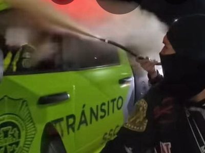 Motociclistas atacan con un extintor a agente de tránsito en CDMX (Video)