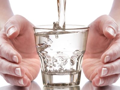Mito o ciencia: el método del vaso de agua que promete activar tu cerebro mientras dormís