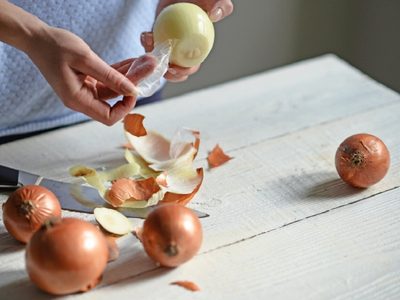 Ni se te ocurra tirar las cáscaras de las cebollas: prepará esta sal tan rica y sana para condimentar tus comidas