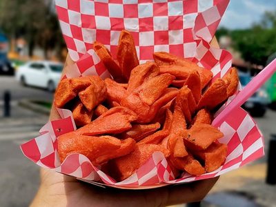 Salchipulpos: conocé esta crujiente y rica forma de comer salchichas, perfecta para tu próxima picada