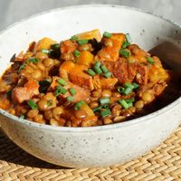 Guiso con papas y salchichas: imperdible y muy fácil de hacer para este domingo en familia