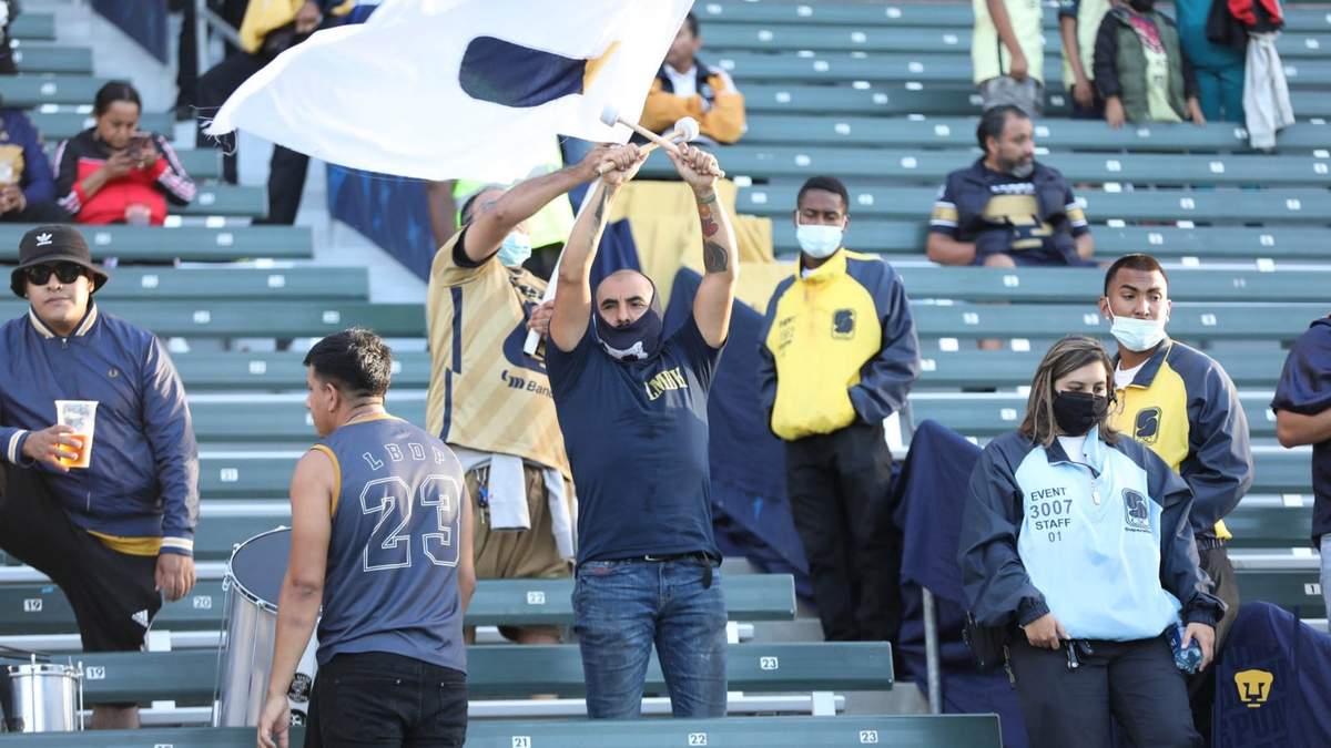 Un grupo de aficionados durante el encuentro de los universitarios