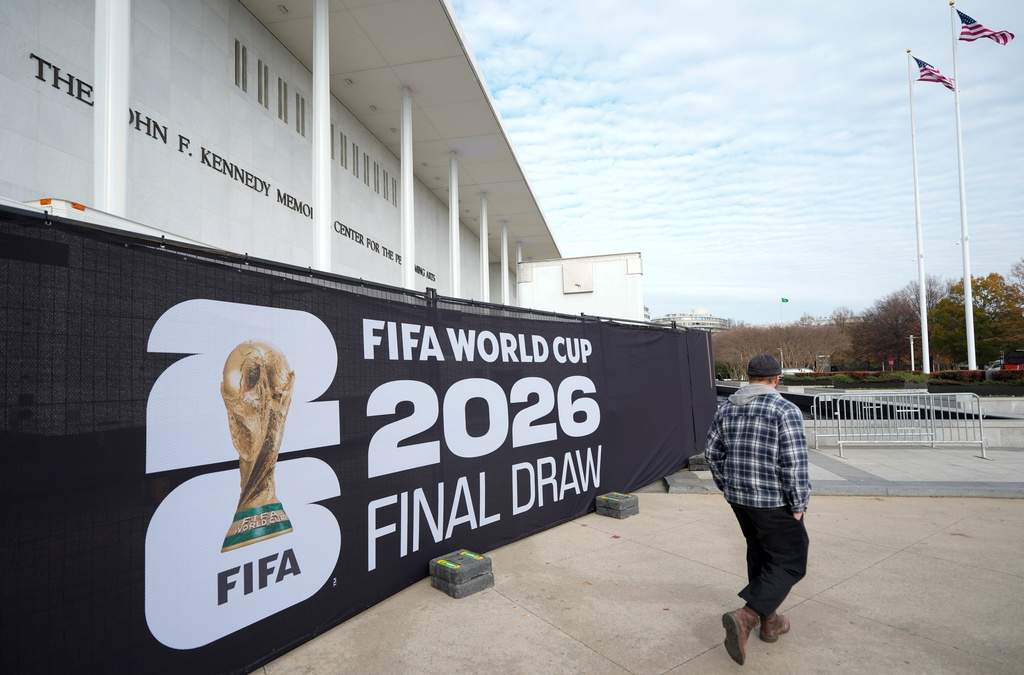 Un letrero sobre el sorteo de boletos para el Mundial en el Kennedy Center en Washington, el 4 de diciembre del 2025