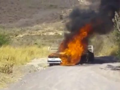 Encuentran un cadáver dentro de auto calcinado en Jalisco