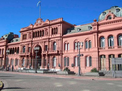 Dirigentes de la oposición, empresarios e intelectuales pidieron "una mesa de diálogo" al Gobierno