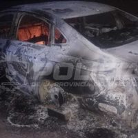 Le robaron el auto a un policía y lo encontraron totalmente quemado en Plottier