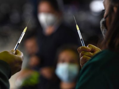 El riesgo de muerte por covid-19 es nueve veces mayor en los no vacunados: estudio
