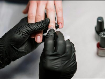 Brillo sutil y elegancia absoluta: nude glass, la manicura para uñas cortas que será furor esta temporada