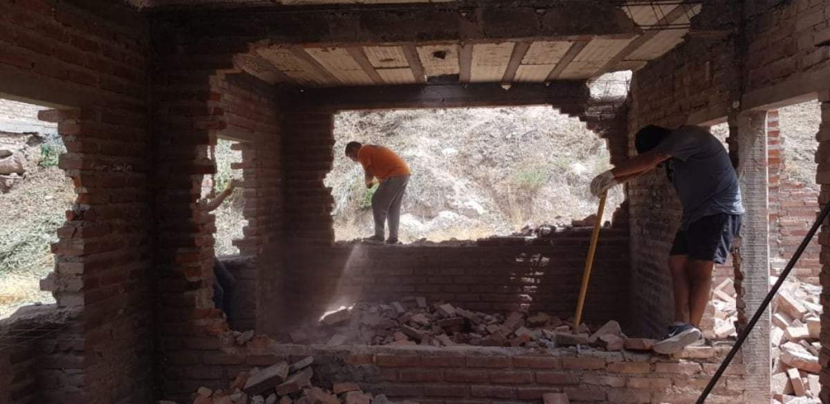 Los vecinos tiraron abajo el inmueble. Fuente: (Centenario Digital)
