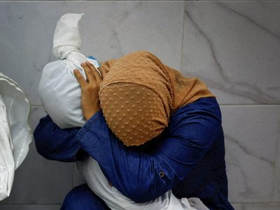 "Una mujer palestina abraza el cuerpo de su sobrina", la foto ganadora del World Press Photo 2024