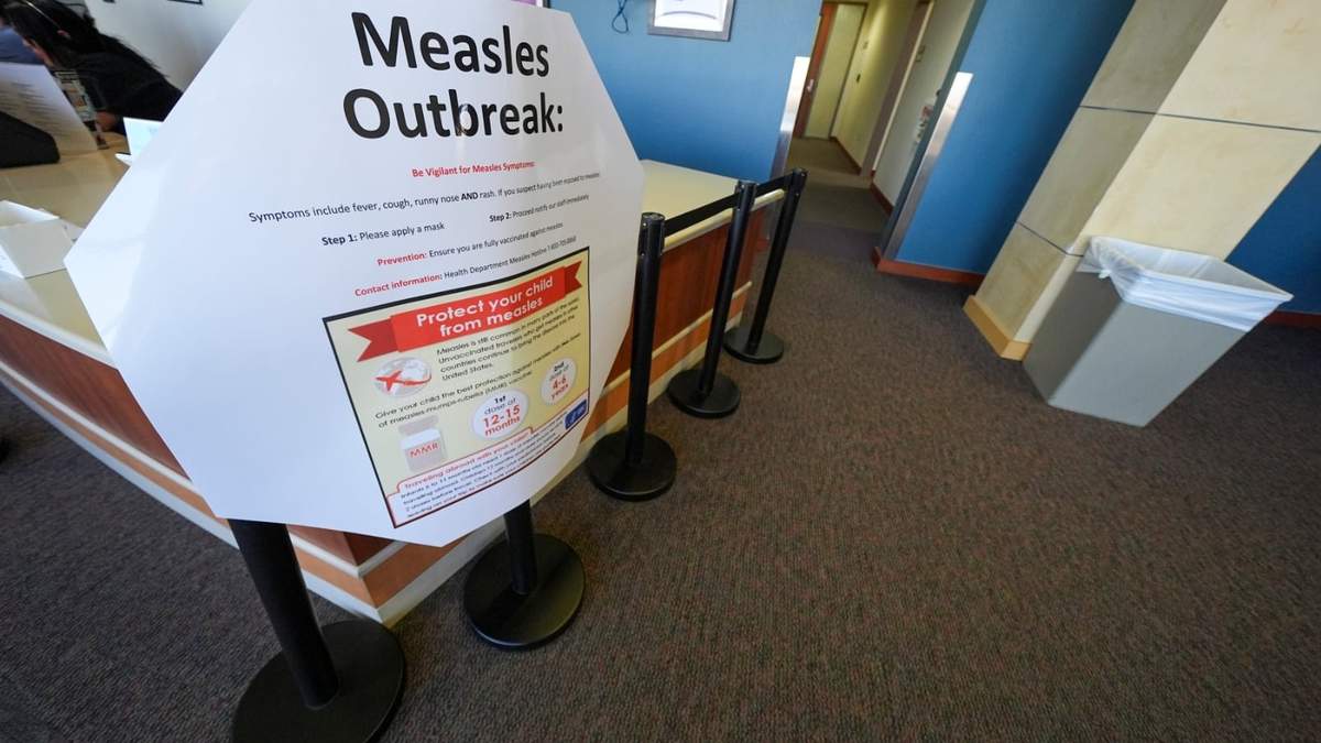 Anuncio sobre el sarampión en la Texas Tech University Health Sciences Center, en in Lubbock, Texas, el 25 de febrero del 2025