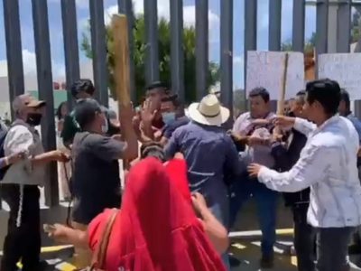 Manifestantes insultan, golpean y retienen a periodistas de Oaxaca (Video)