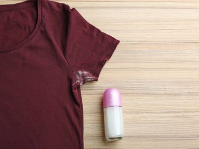 El truco más efectivo para quitar las manchas de desodorante en la ropa de color y dejarla como nueva