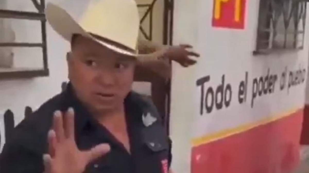 El presidente municipal de Amacuzac supervisa la descarga de cervezas destinadas a las festividades patronales del municipio.