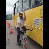 Para que vean lo que se siente: ponen a conductores de autobús en el lugar de los ciclistas (Video)