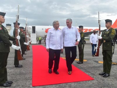 AMLO condecora a Miguel Díaz-Canel con la Orden del Águila Azteca