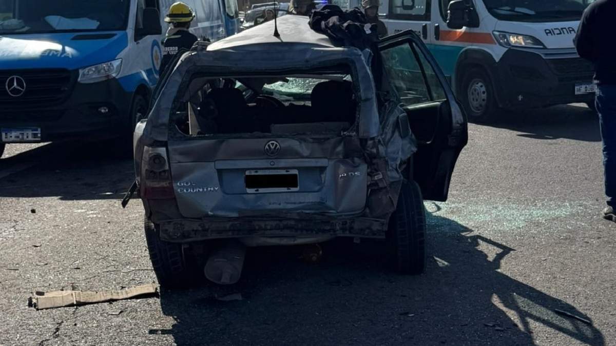 Un camión intentó sobrepasar a un colectivo y chocó con un auto