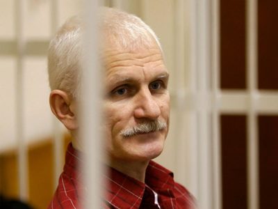 Quién es Alés Bialiatski, el preso político que ganó el Nobel de la Paz