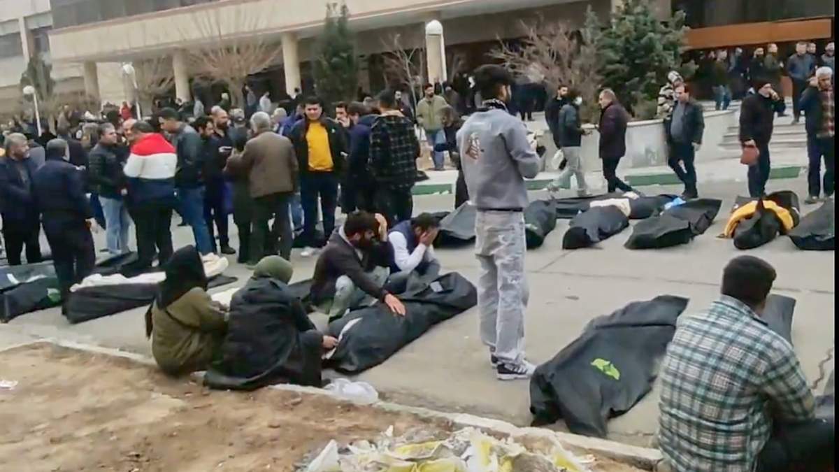 Una morgue con docenas de cuerpos y dolientes tras la represión de protestas a las afueras de la capital iraní, en Kahrizak, provincia de Teherán