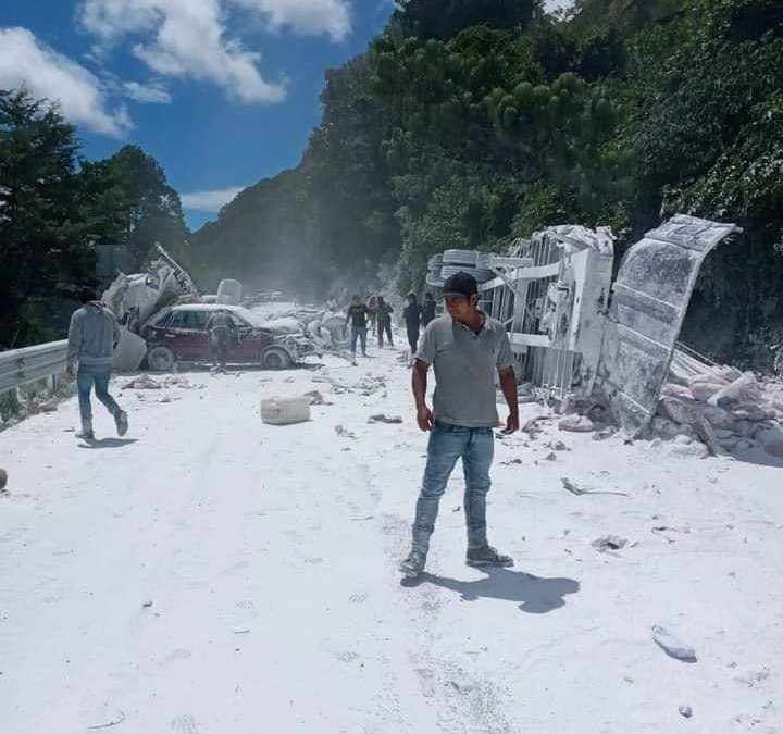 Tráiler volcado en San Cristobal de Las Casas, Chiapas, el 16 de agosto de 2023