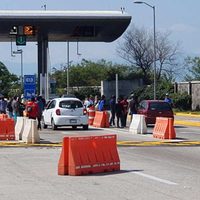 Policía detiene a 148 personas que desde hace dos semanas tomaron una caseta en Morelos