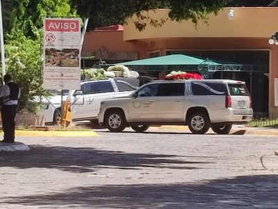 Sepelio de “El Mencho”: En un ataúd dorado, con música de banda y grúas con coronas de flores