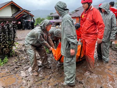 La cifra de muertos por inundaciones en Indonesia supera los 300