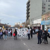 Estudiantes de la Escuela de Enfermería tomaron el edificio y cortaron la calle Sarmiento