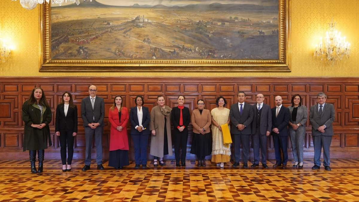 La presidenta y los consejeros del INE en Palacio Nacional