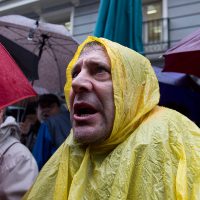 Pese a lluvia y frío, vuelven a protestar en España por "la miseria" de aumento en pensiones